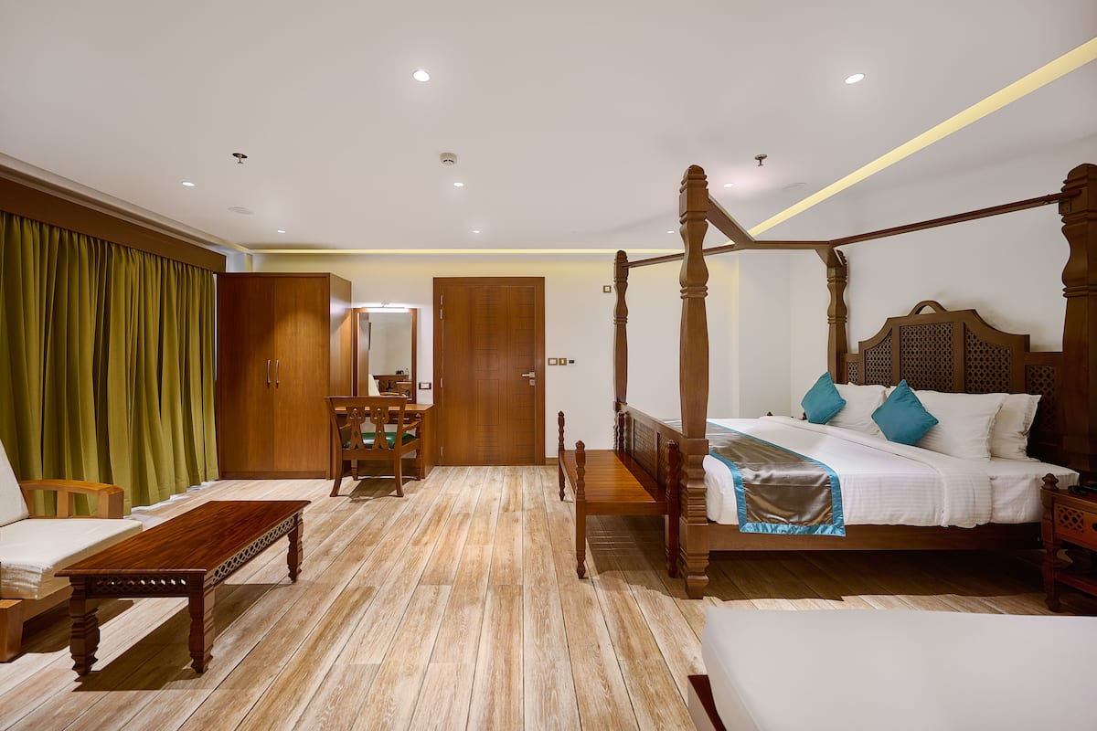Deluxe Double Room | Laptop workspace, blackout drapes, iron/ironing board, free WiFi