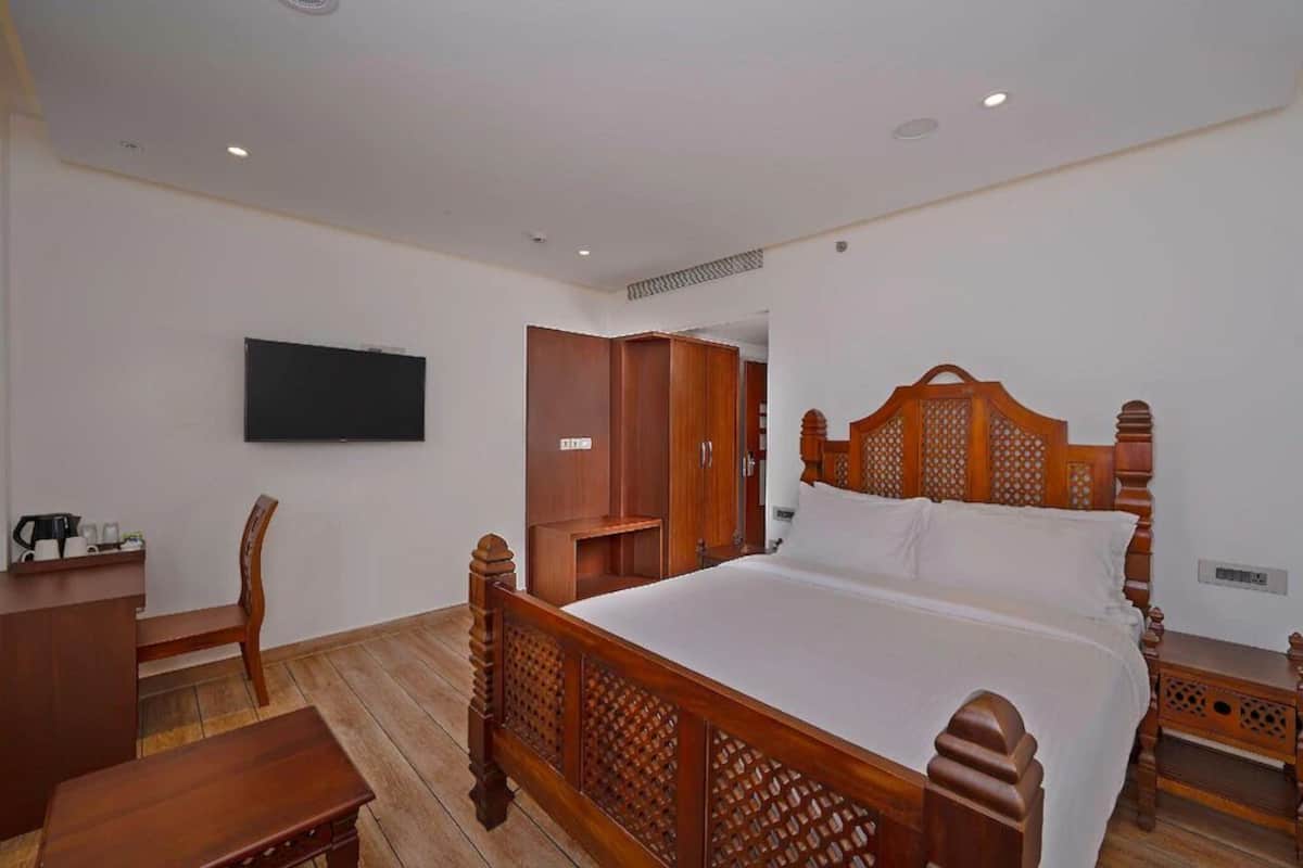 Classic Double Room | Laptop workspace, blackout drapes, iron/ironing board, free WiFi