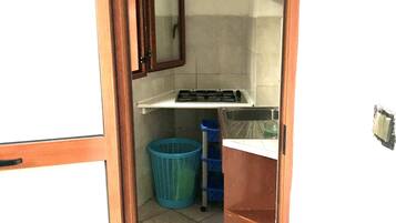 Frigorifero, piano cottura, pentole/stoviglie/utensili