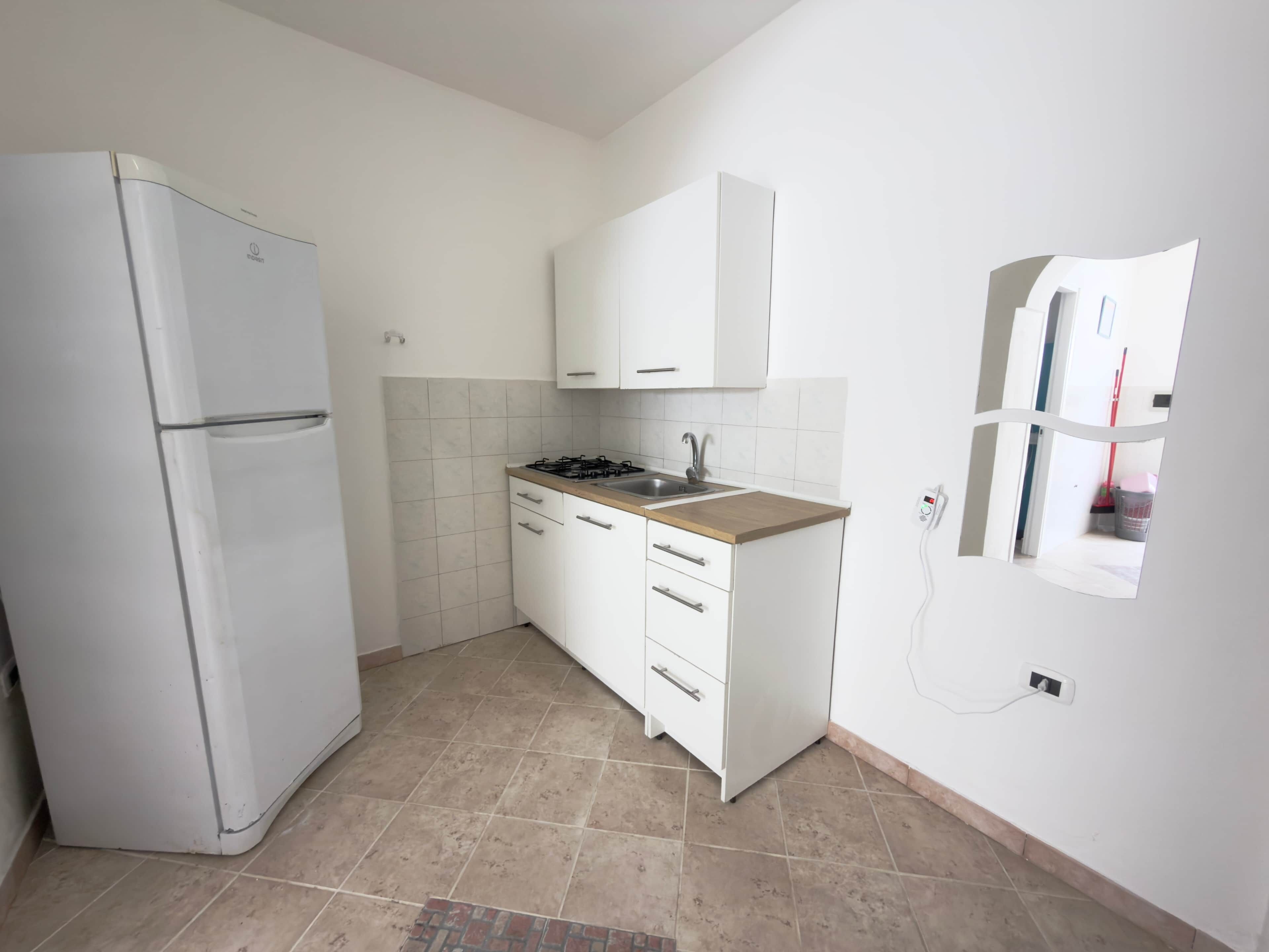 Kühlschrank, Herdplatte, Kochgeschirr/Geschirr/Besteck