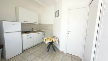 KĂŒhlschrank, Herdplatte, Kochgeschirr/Geschirr/Besteck