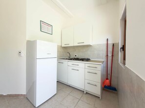 Geladeira, cooktop, talheres/pratos/utensílios de cozinha