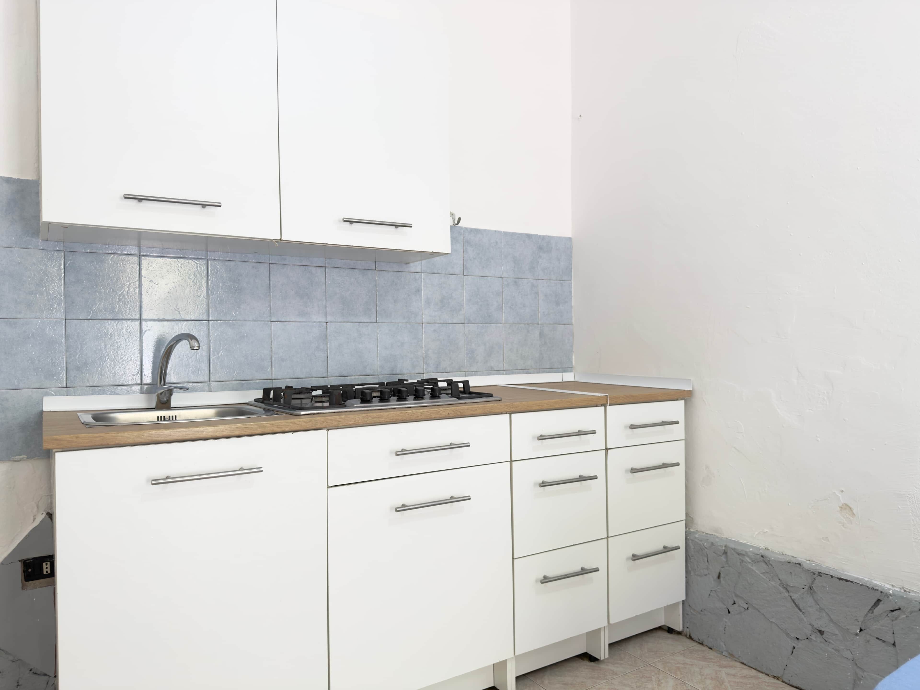 Kühlschrank, Herdplatte, Kochgeschirr/Geschirr/Besteck
