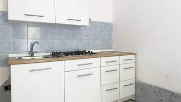 Kühlschrank, Herdplatte, Kochgeschirr/Geschirr/Besteck