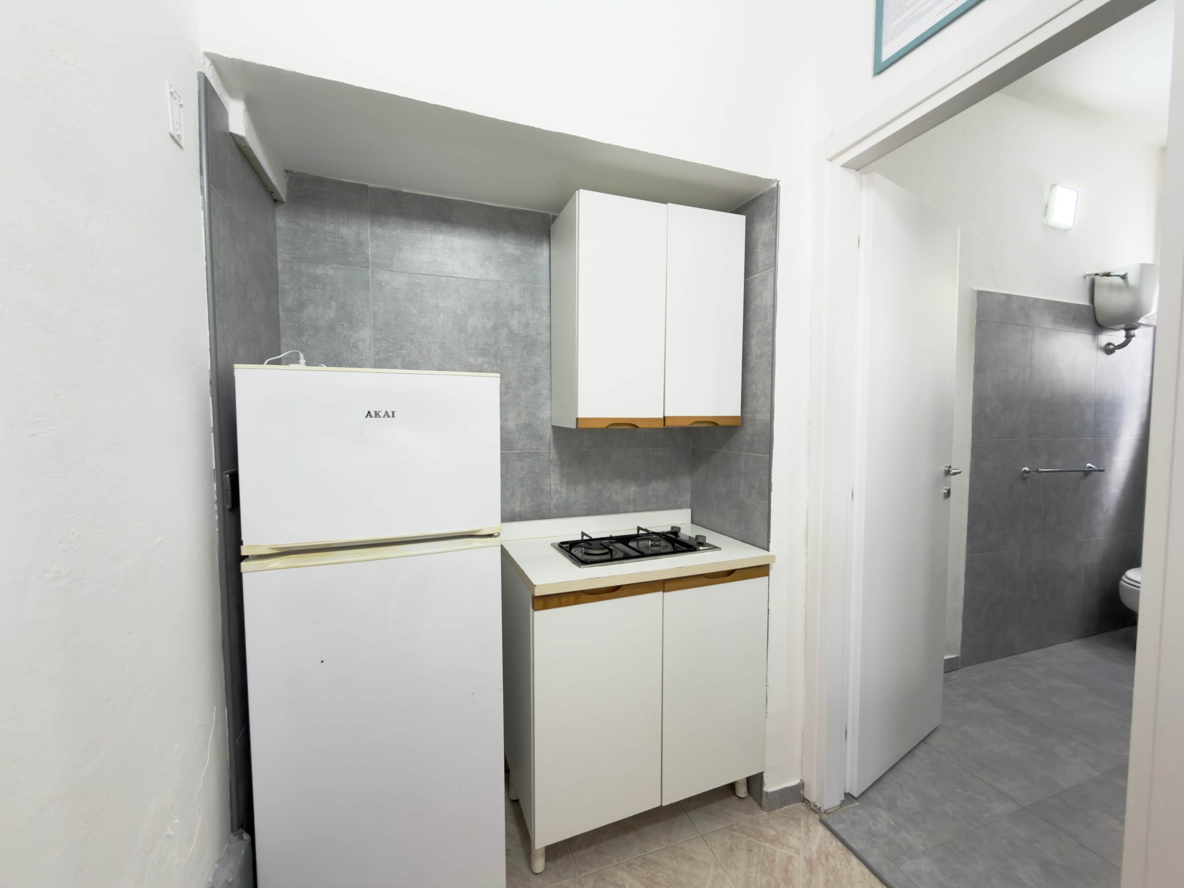 Kühlschrank, Herdplatte, Kochgeschirr/Geschirr/Besteck