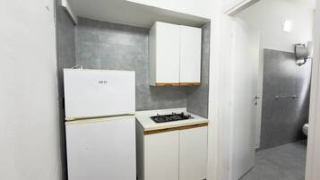 Kühlschrank, Herdplatte, Kochgeschirr/Geschirr/Besteck
