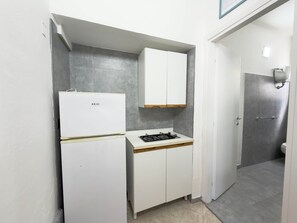 Refrigerador, parrilla de estufa y utensilios de cocina 