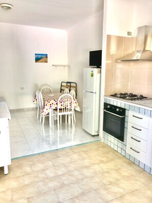 Fridge, oven, stovetop, cookware/dishes/utensils