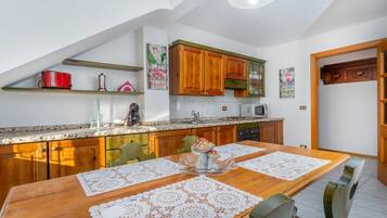 Kühlschrank, Mikrowelle, Ofen, Toaster