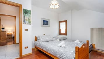 2 chambres, fer et planche Ă  repasser