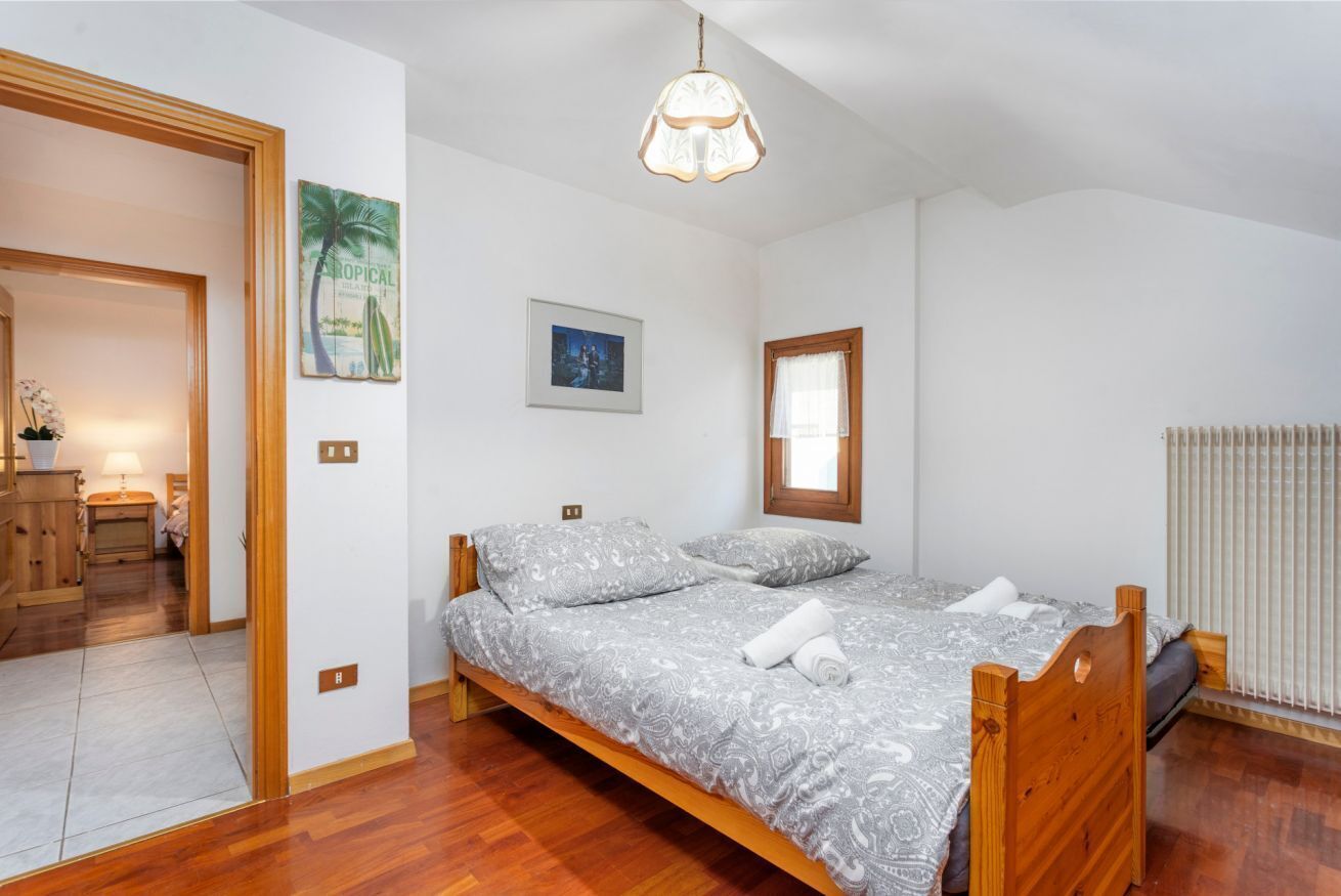 2 habitaciones y tabla de planchar con plancha 