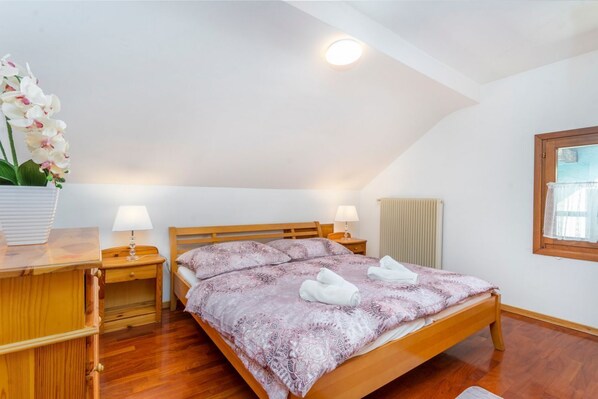 2 bedrooms, iron/ironing board