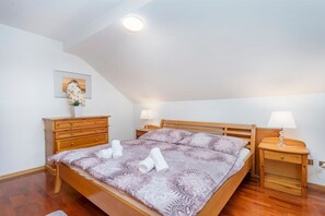 2 habitaciones y tabla de planchar con plancha 