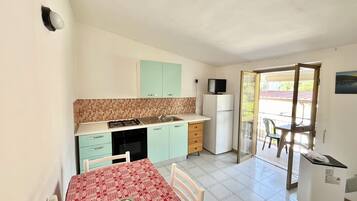 Fridge, oven, stovetop, cookware/dishes/utensils