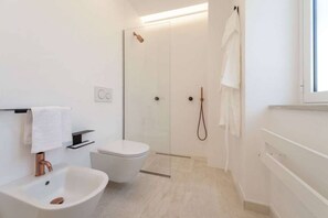 Dusche, Haartrockner, Bidet, Handtücher