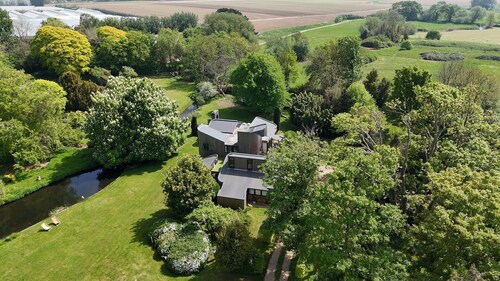 Unique, Annexe sleeps 4 with Large Gardens & Tennis Court!