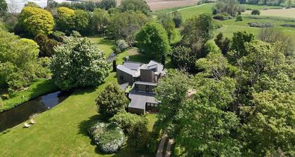 Unique, Annexe sleeps 4 with Large Gardens & Tennis Court!