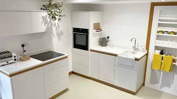 Réfrigérateur, four, cafetiÚre/bouilloire, grille-pain