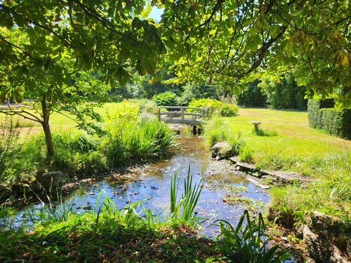 Unique, Annexe sleeps 4 with Large Gardens & Tennis Court!