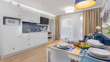 Jääkaappi, mikroaaltouuni, liesi, astianpesukone