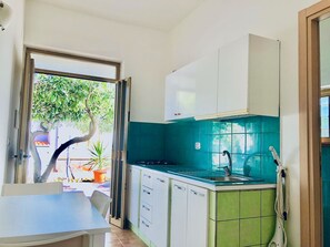 Jääkaappi, liesi, keittoastiat/astiat/ruokailuvälineet