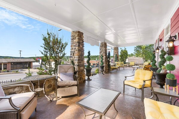 Terrace/patio - Historic Branson Hotel ~ Downtown ~ Heritage Room (Branson)