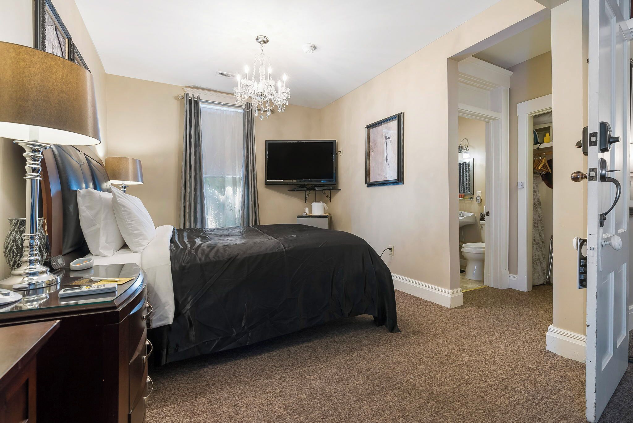 Historic Branson Hotel ~ Downtown ~ Haven Suite