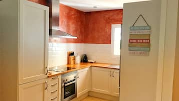 Frigorífico, microondas, horno y placa de cocina