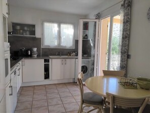Fridge, microwave, oven, stovetop - Small house near Saint-Clair beach in Le Lavandou (Le Lavandou)