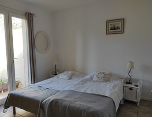 2 slaapkamers, een bureau, een strijkplank/strijkijzer, reisbedje