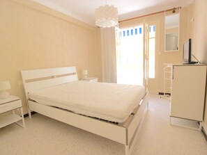 1 bedroom, iron/ironing board, WiFi, bed sheets - Antibes city center - 1 bedroom - 4 People (Antibes)
