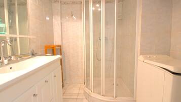 Shower, towels