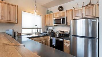 Réfrigérateur, four à micro-ondes, un four, surface de cuisson