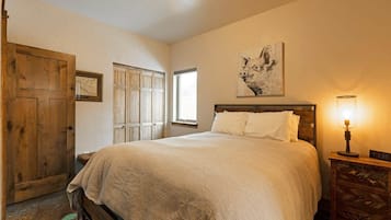 2 bedrooms, iron/ironing board, travel crib, free WiFi
