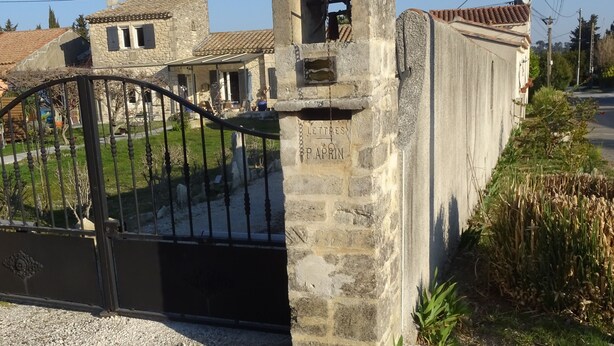 A stone gate with the inscription "LETTRES PAPIN" and a small plaque above it. - My Guitoune (ST REMY DE PROVENCE)