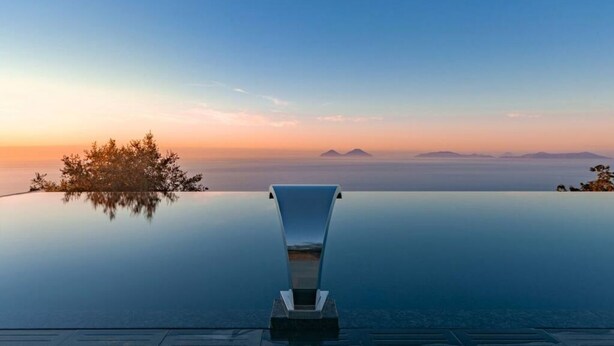 An infinity pool with a clear view of the horizon and distant mountains. - Apartment Ogliarola - Maina Country Resort - with pool, in Sicily (Cresta)