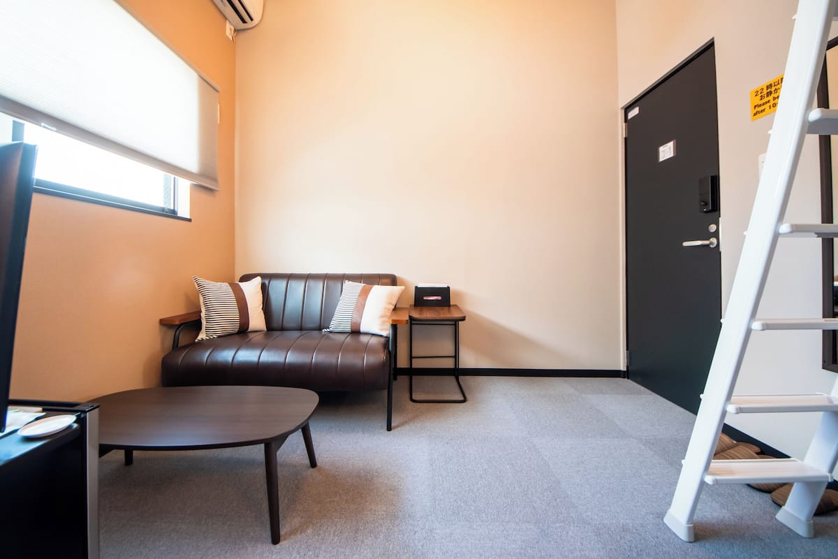 Double Room 205 | Decoración personalizada, muebles diferentes y wifi gratis
