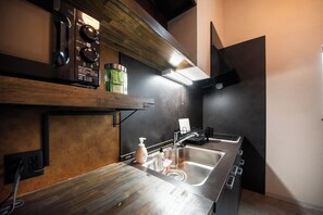 迷你冰箱、电热水壶