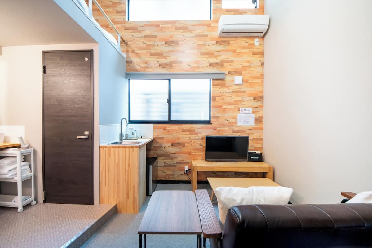Double Room 101 with washing machine | Decoración personalizada, muebles diferentes y wifi gratis