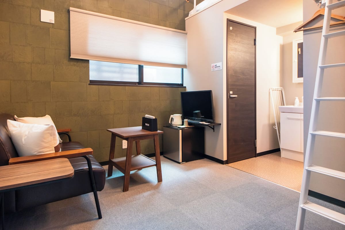 Double Room 102 | Decoración personalizada, muebles diferentes y wifi gratis