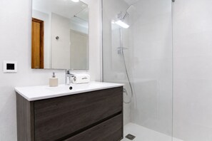 Bañera, secador de pelo, toallas, papel higiénico