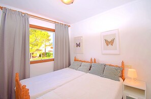 3 bedrooms, iron/ironing board, free WiFi, bed sheets