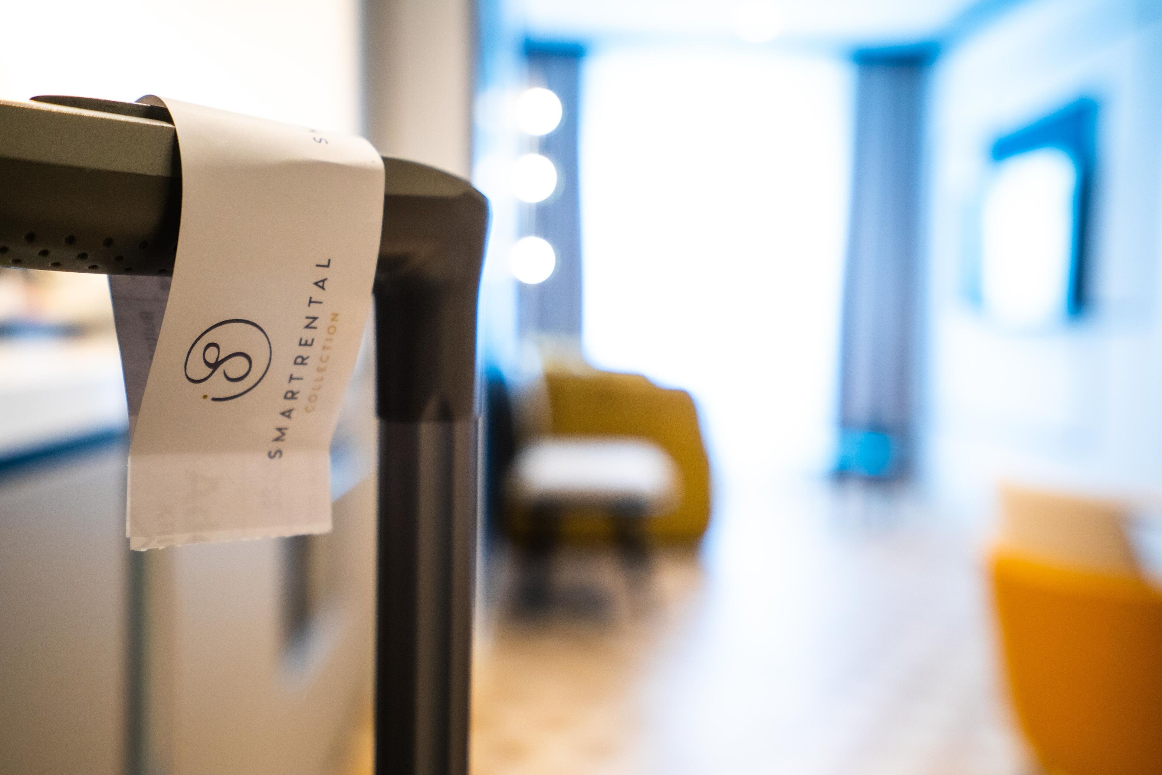 Ein Schild mit dem Text „SMARTENTAL COLLECTION“ an einer Metallkonstruktion.
