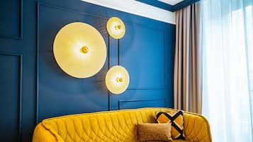 Suite Collection, 2 Bedrooms, 2 Bathrooms (6 people) | Area soggiorno | TV a schermo piatto 45 pollici con canali digitali, TV