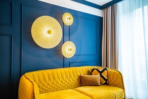 Suite Collection, 2 Bedrooms, 2 Bathrooms (6 people) | Vardagsrum | 45-tums platt-tv med digitalkanaler och tv