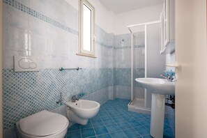 淋浴設備、坐浴桶、廁紙