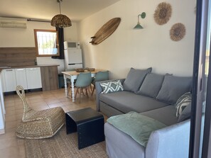 TV - Charming residence with waterfront pool. (Belgodère)