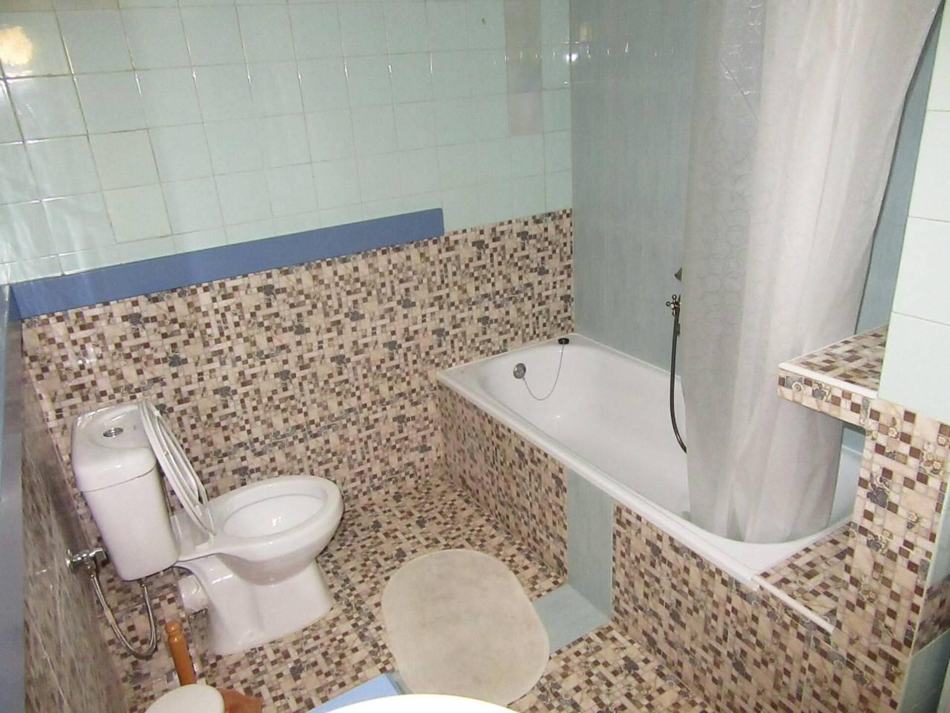 Lägenhet | Badrum | Dusch, hårtork och handdukar