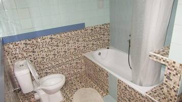 Lägenhet | Badrum | Dusch, hårtork och handdukar