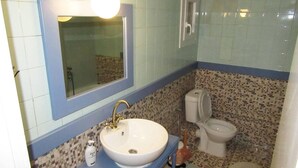 A bathroom with a sink, mirror, toilet, and shower. - 2 Bed Flat - Sleeps 4 - Pets - Wifi (Thessaloniki)
